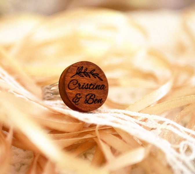 Bague personnalisée en bois gravée avec des prénoms.