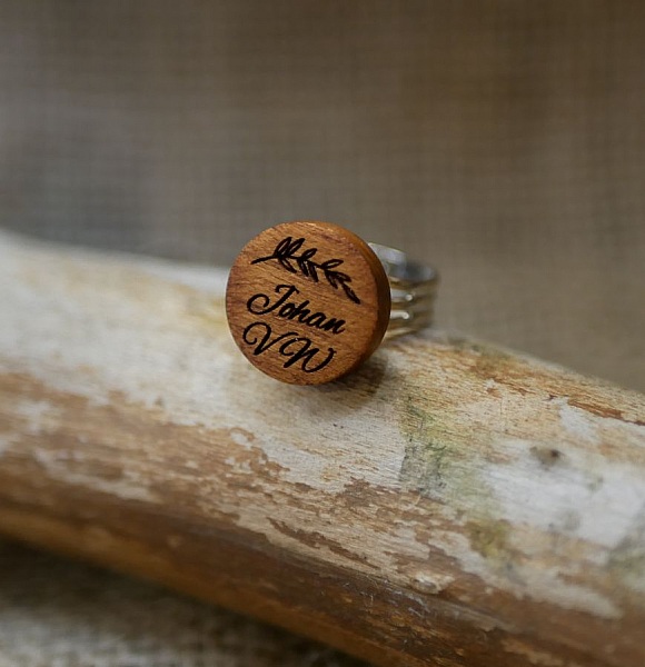 Bague personnalisée en bois gravé avec motif végétal.