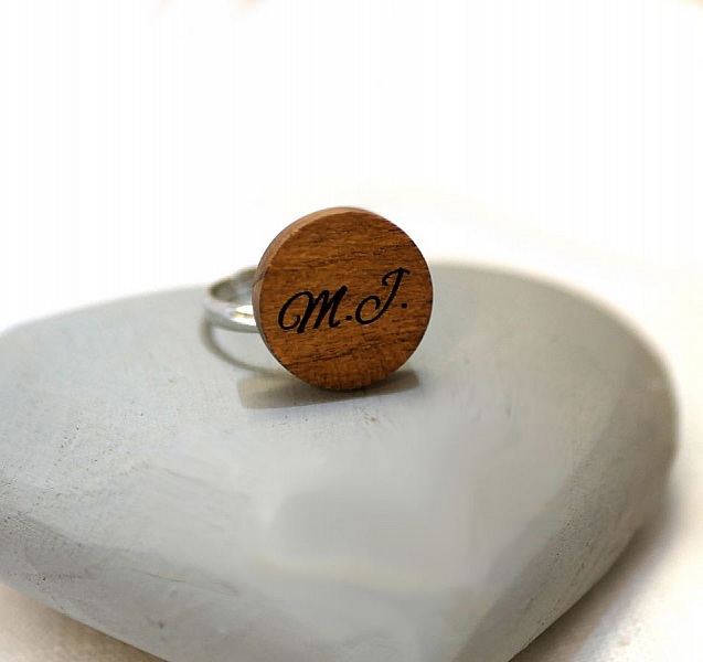 Bague artisanale en bois personnalisée avec initiales gravées.