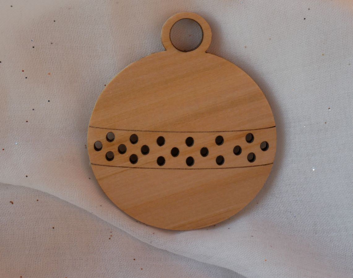 Wooden Christmas ball to decorate yourself 