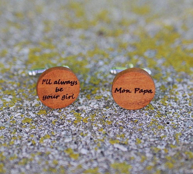Boutons de manchette ronds en bois de merisier personnalisés.