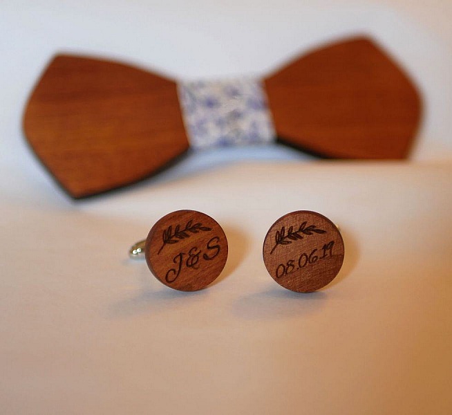 Boutons de manchette ronds en bois merisier gravés personnalisés.