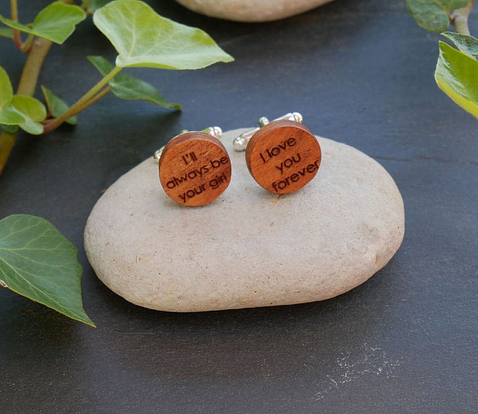 Boutons de manchette ronds en bois de merisier gravés.