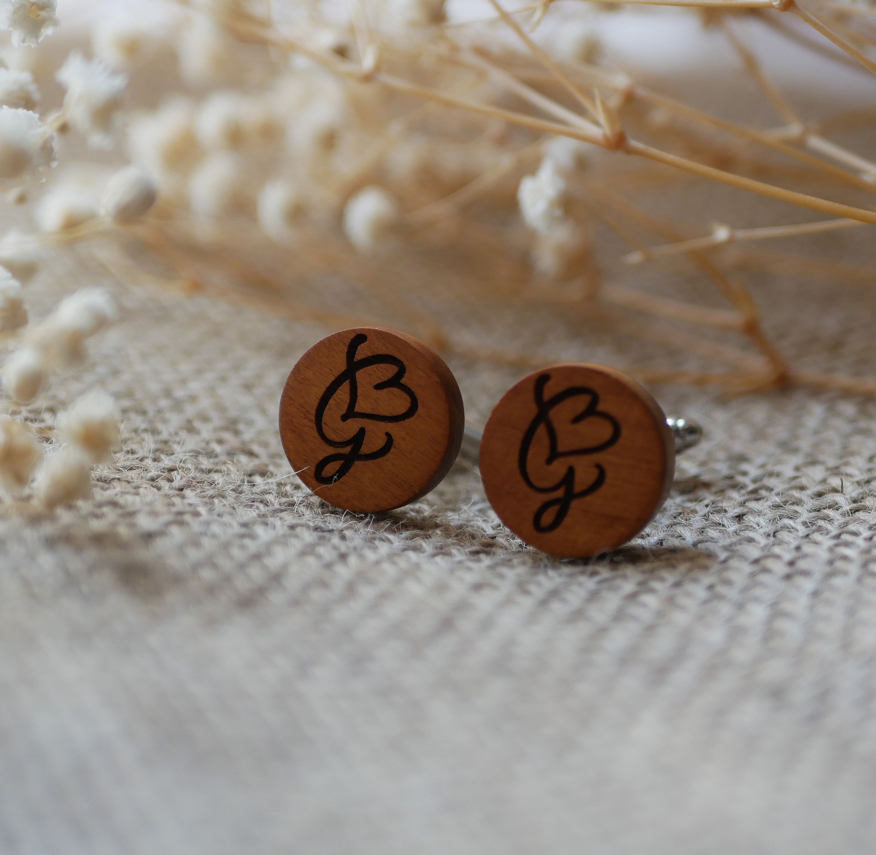 Boutons de manchette ronds en bois de merisier gravés.