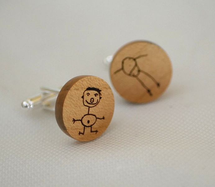 Boutons de manchette en merisier gravés avec dessins d'enfants.