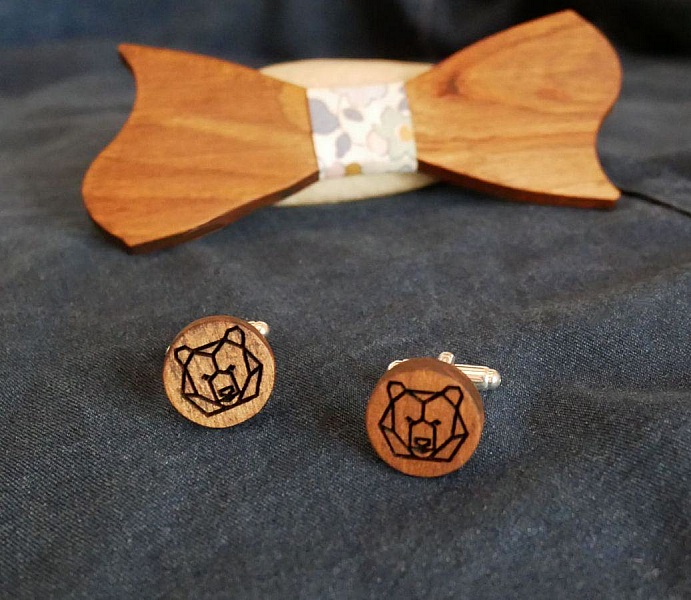 Boutons de manchette en merisier gravés avec motif ours.
