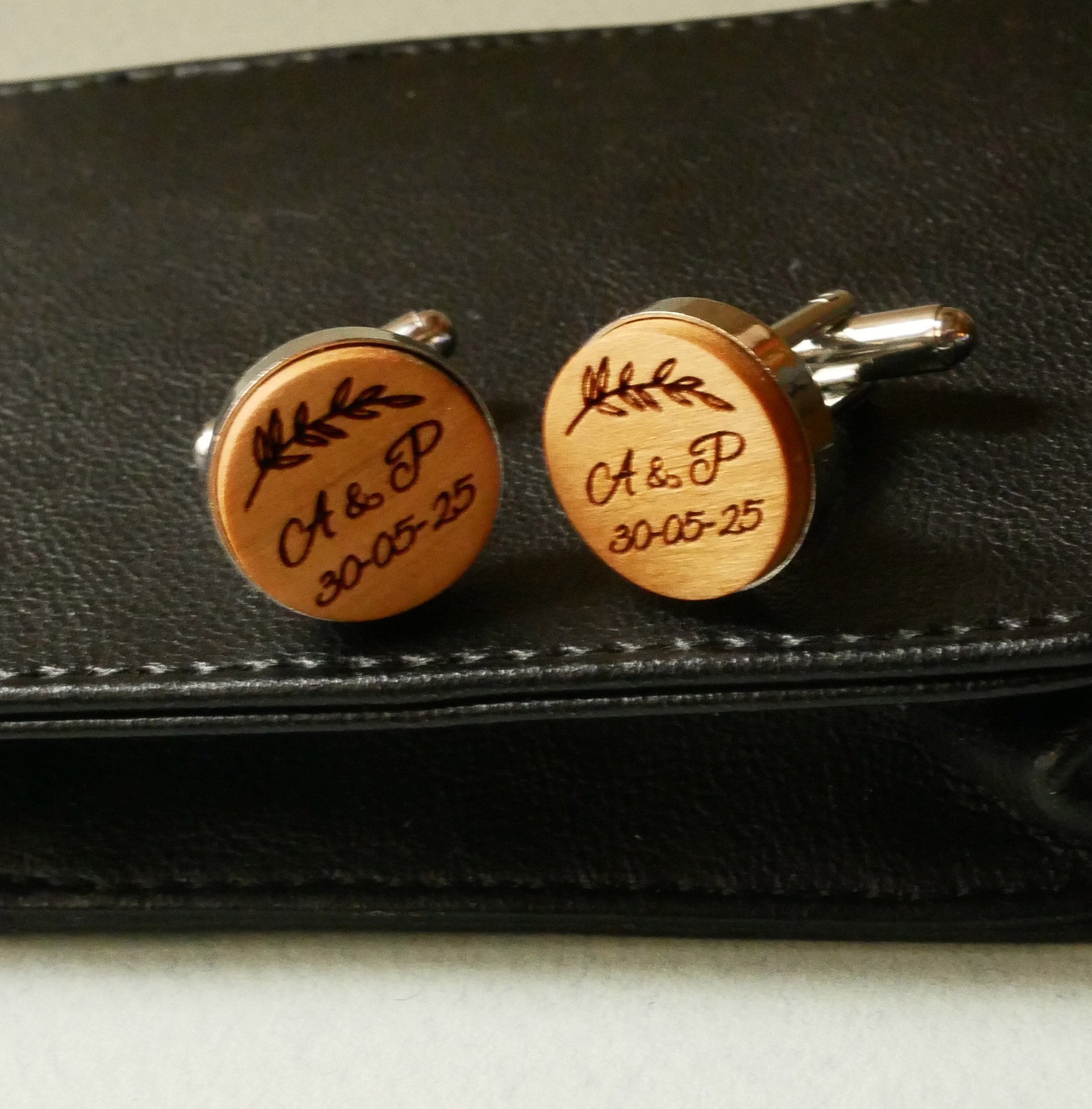 Silver plated cufflinks 16 mm in engraved wood 