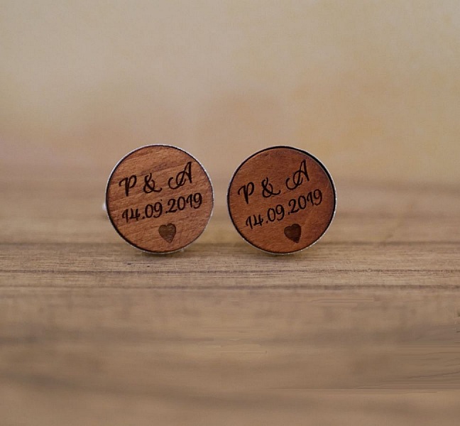 Boutons de manchette personnalisés en bois gravé pour mariage.