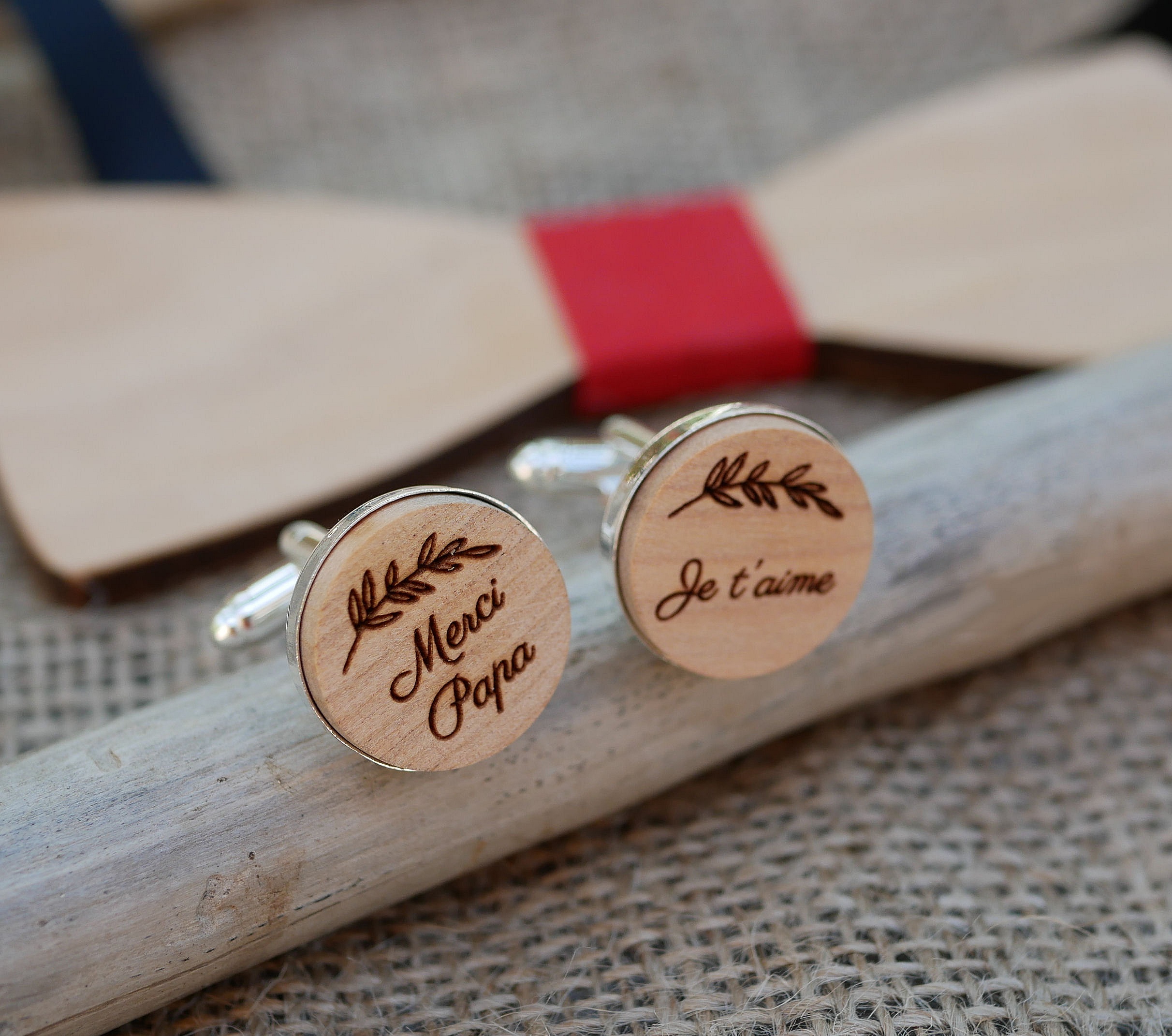 Boutons de manchette en bois gravés pour cadeau personnalisé.