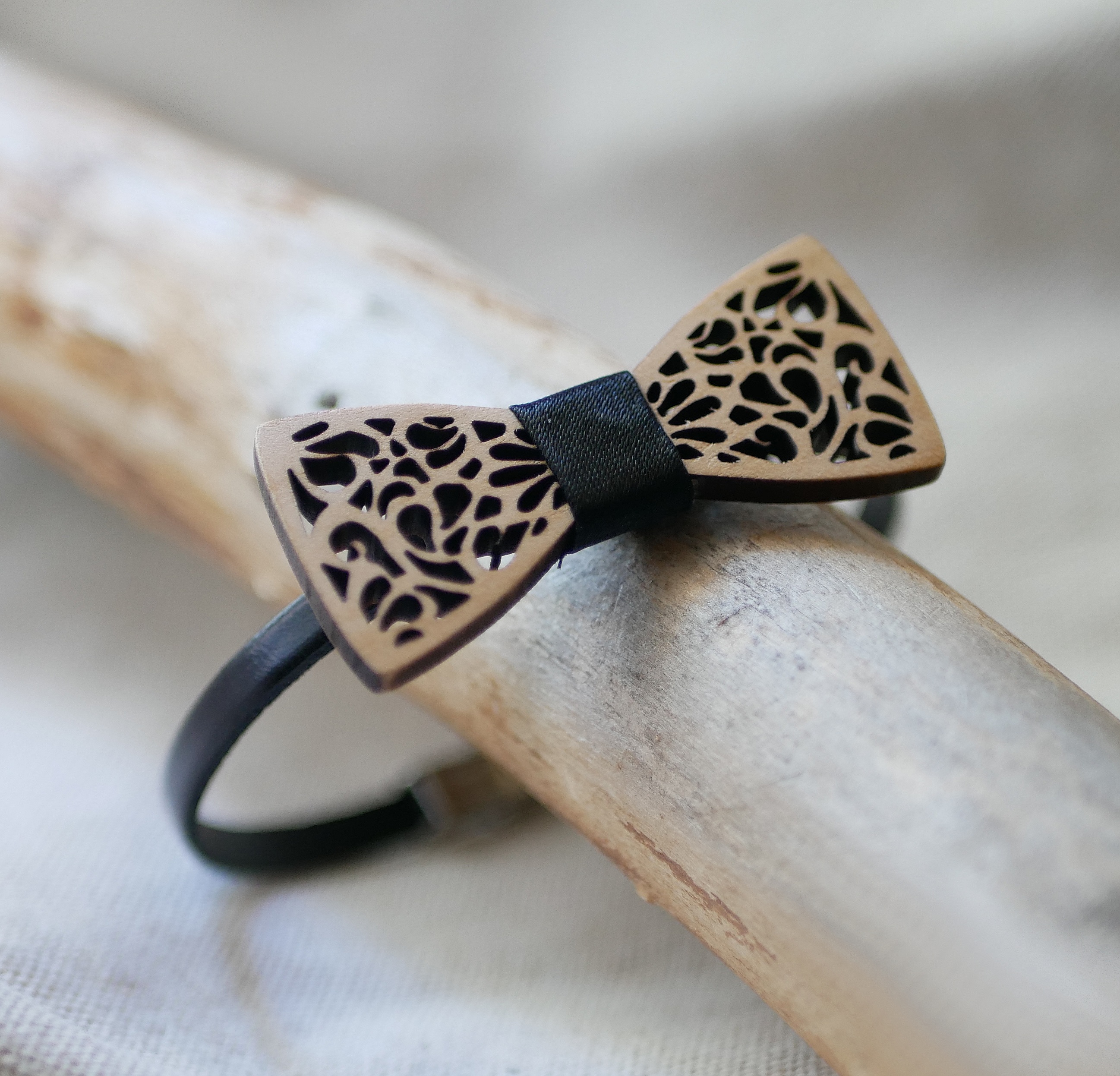 Bracelet en cuir avec nœud papillon ajouré en bois.