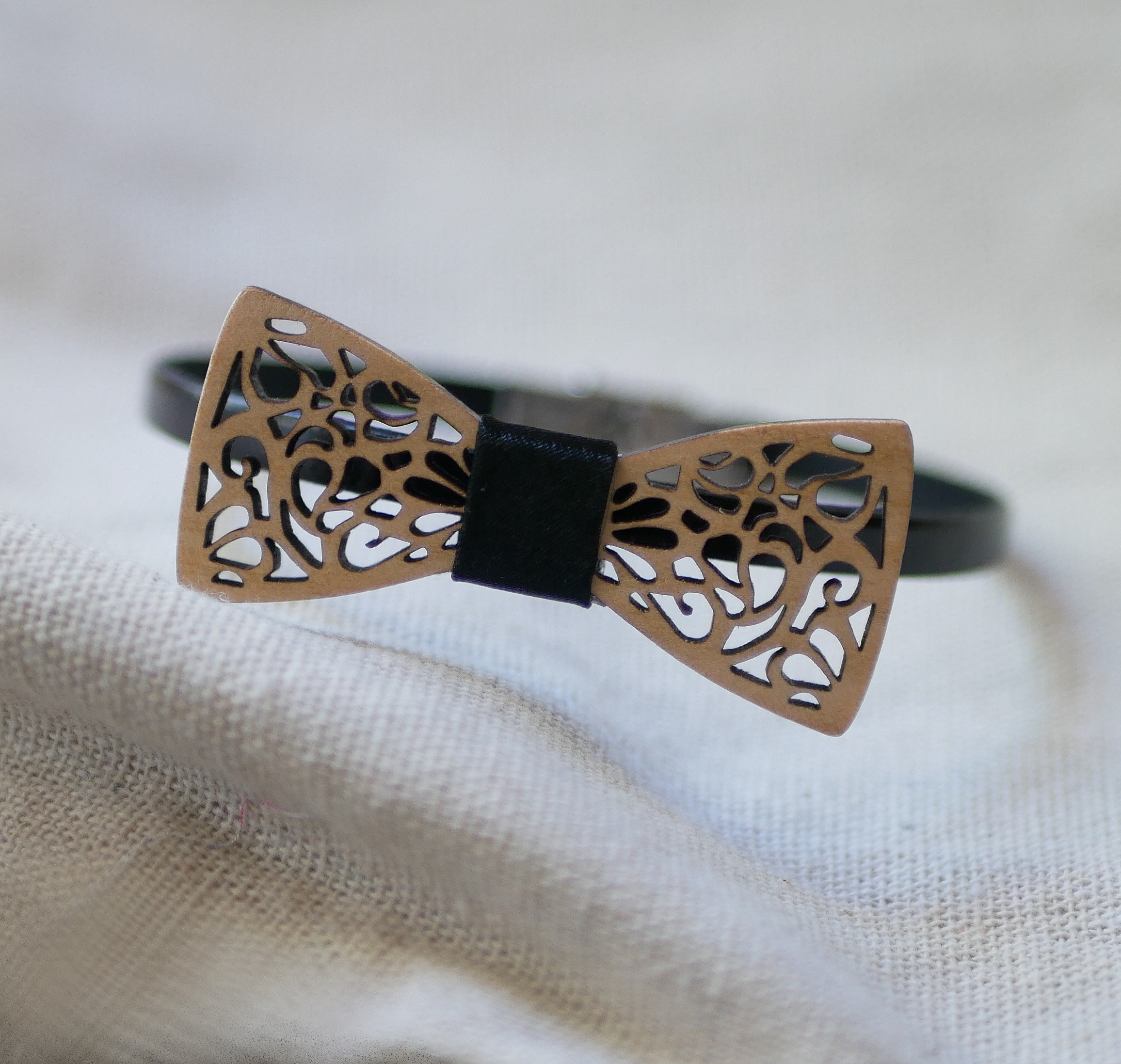 Bracelet en cuir avec nœud papillon ajouré en bois.