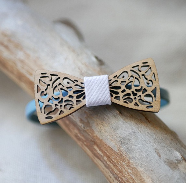 Bracelet en cuir avec nœud papillon ajouré en bois.