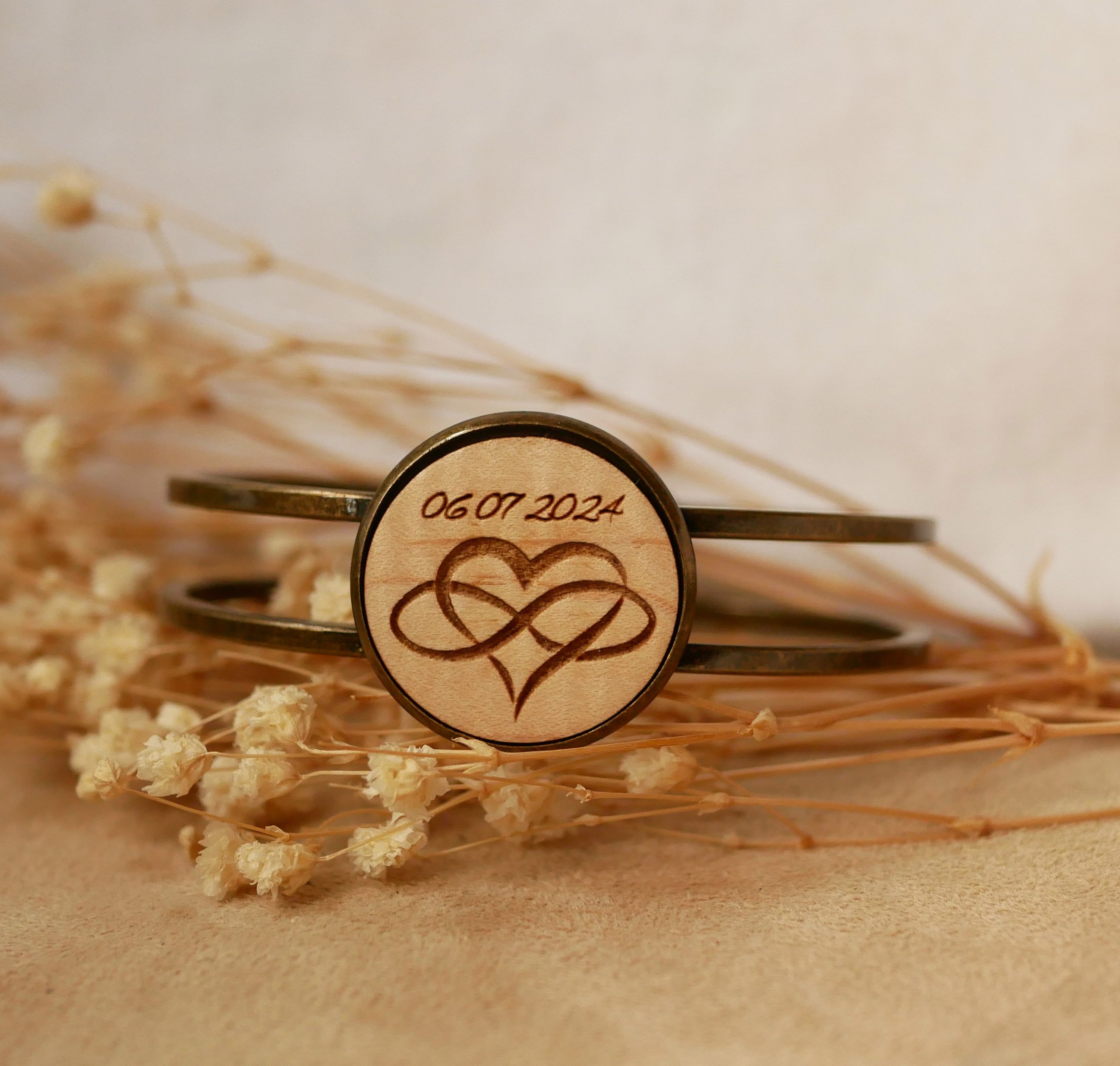Brass and wood bracelet with customizable cabochon 