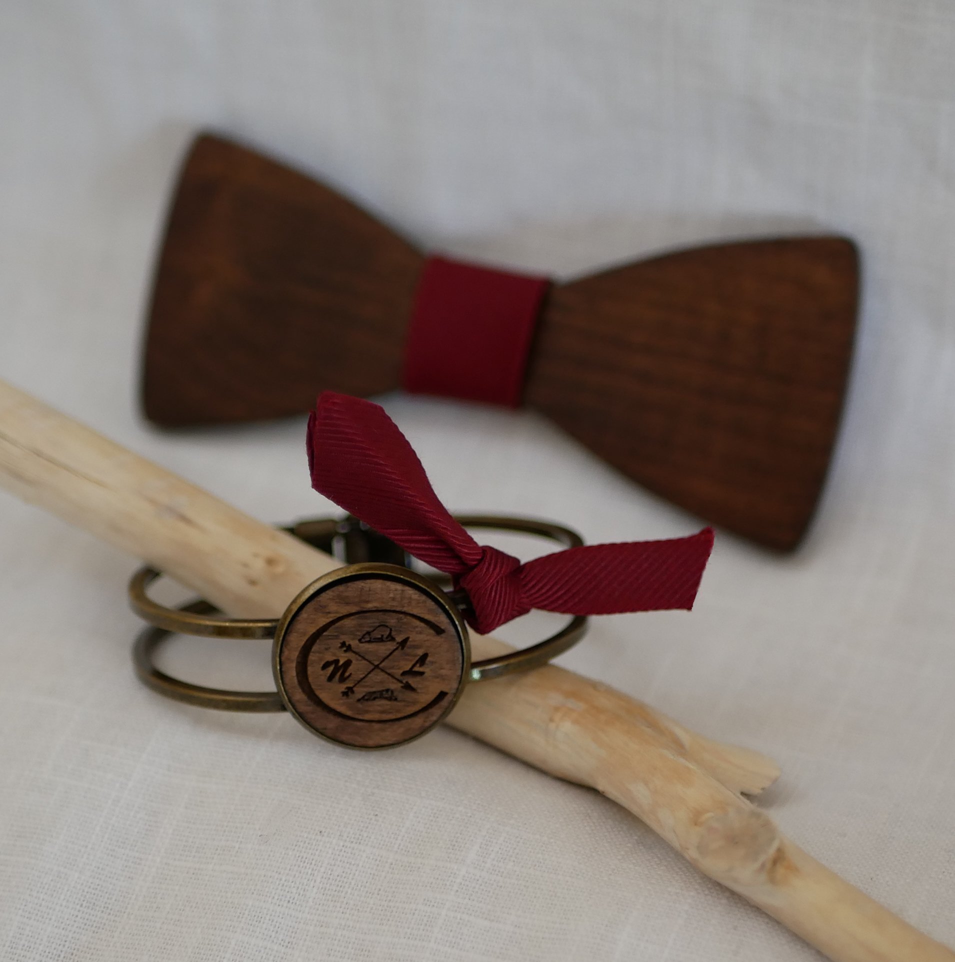 Brass and wood bracelet with customizable cabochon 