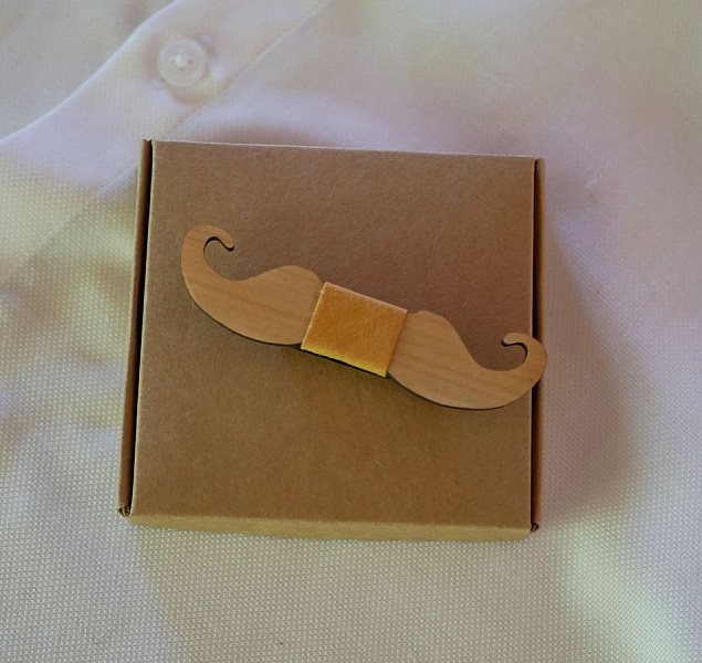 Broche moustache en bois personnalisable sur boîte cadeau.