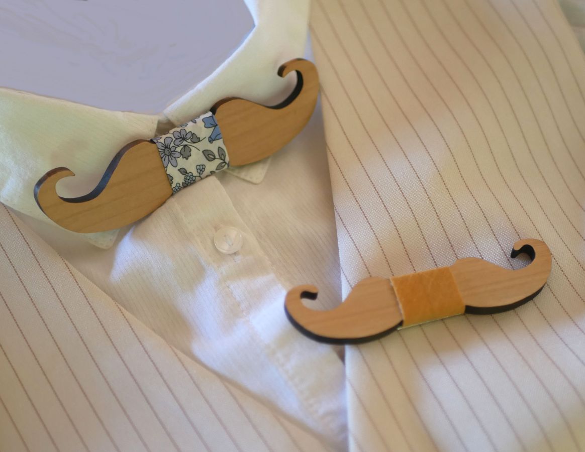 Wooden mini bow tie brooch to personalize