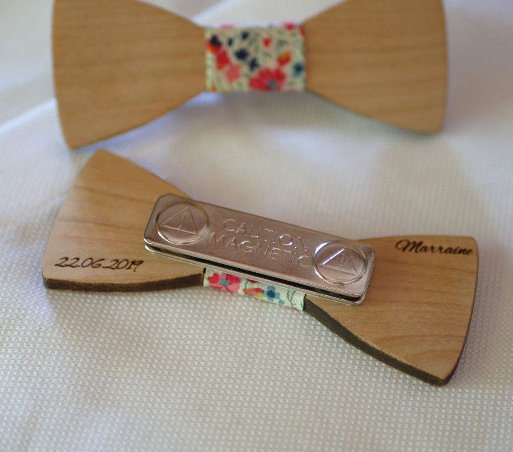Wooden mini bow tie brooch to personalize