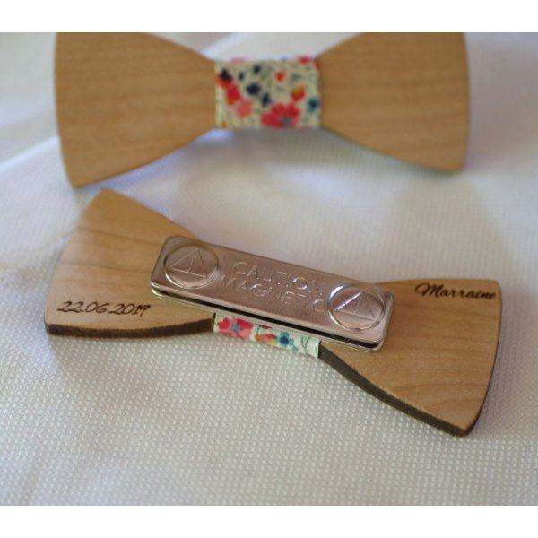 Wooden mini bow tie brooch to personalize