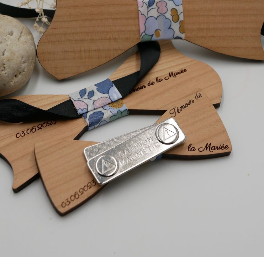 Wooden mini bow tie brooch to personalize