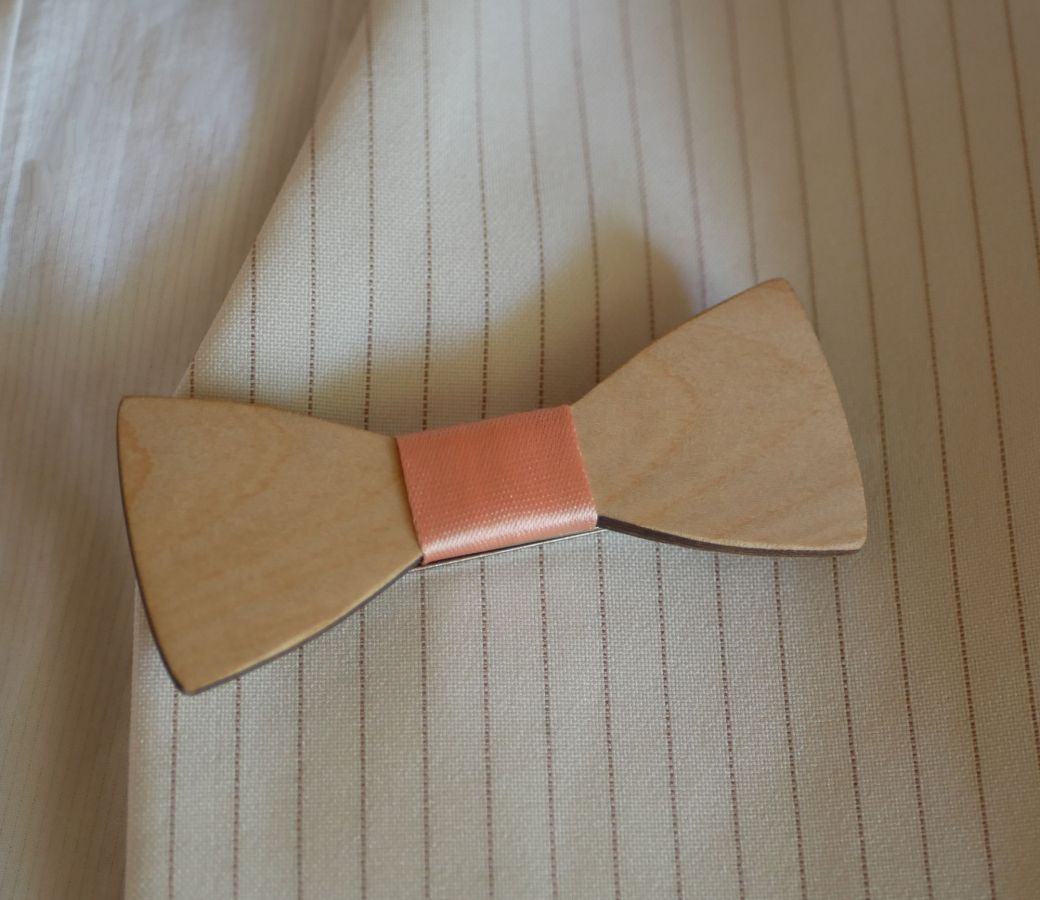 Wooden mini bow tie brooch to personalize