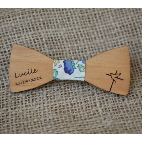 Wooden mini bow tie brooch to personalize
