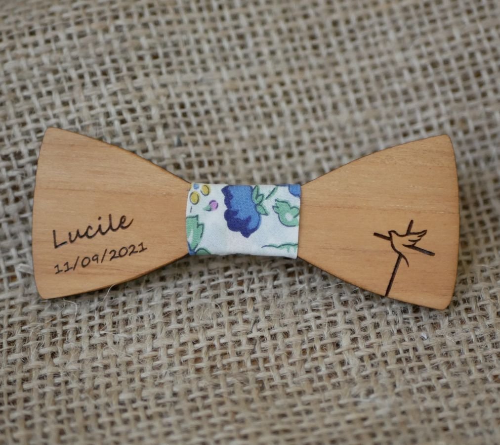 Wooden mini bow tie brooch to personalize