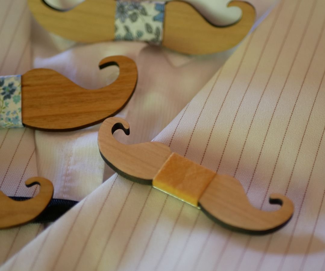 Wooden mini bow tie brooch to personalize