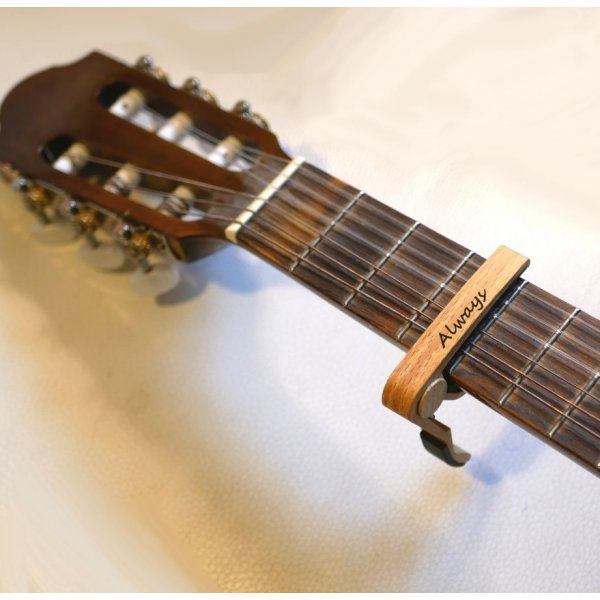 Capodastre personnalis&eacute; en aluminium clair grav&eacute; accessoire guitare 