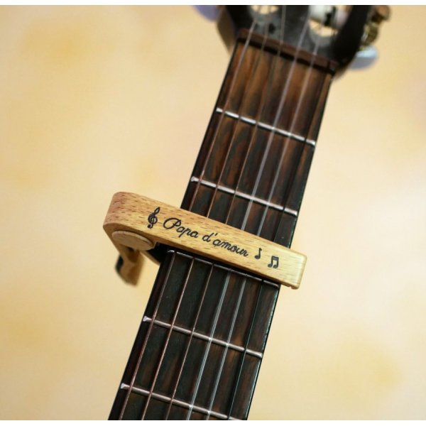 Capodastre personnalis&eacute; en aluminium clair grav&eacute; accessoire guitare 