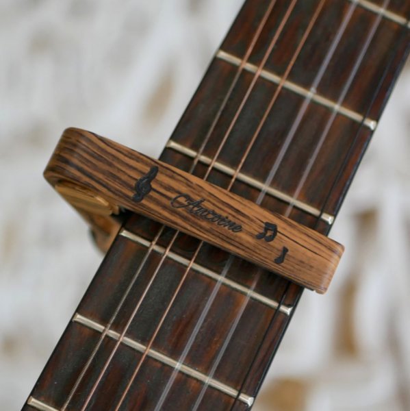 Capodastre personnalis&eacute; en aluminium couleur bois ray&eacute; grav&eacute; accessoire guitare 