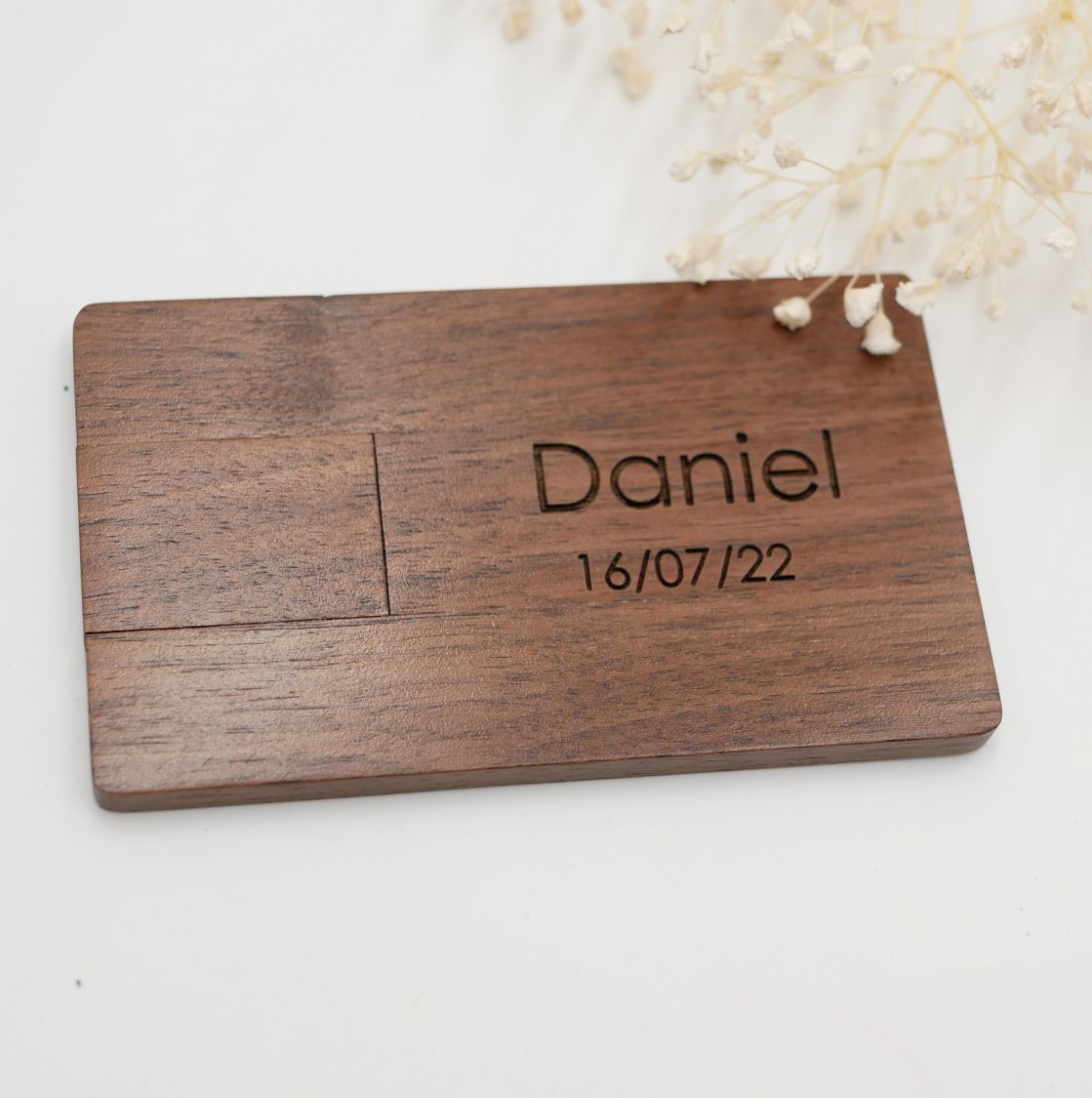 Walnut wood card with 32 GB USB key to be personalized by engraving