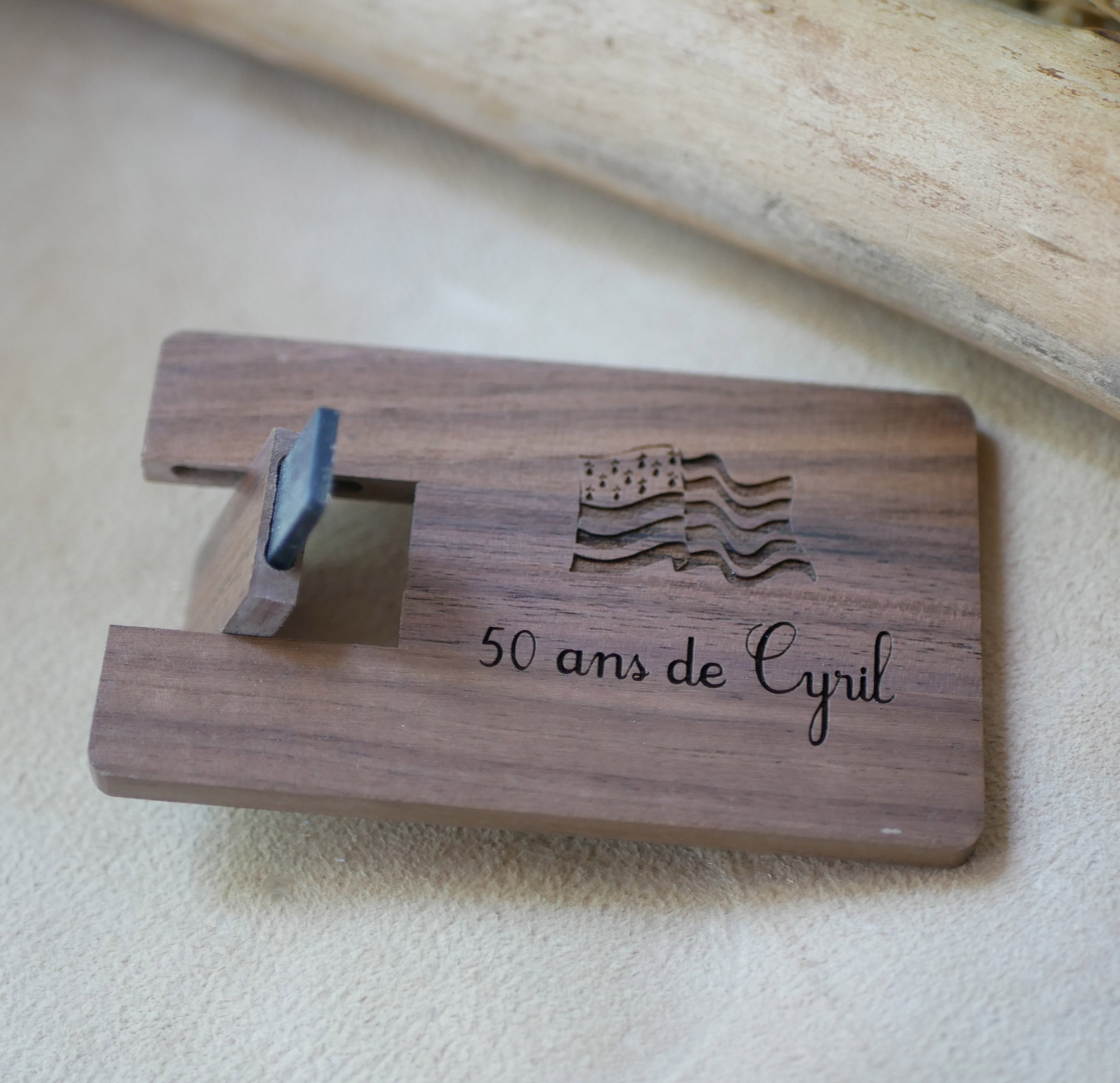 Walnut wood card with 32 GB USB key to be personalized by engraving