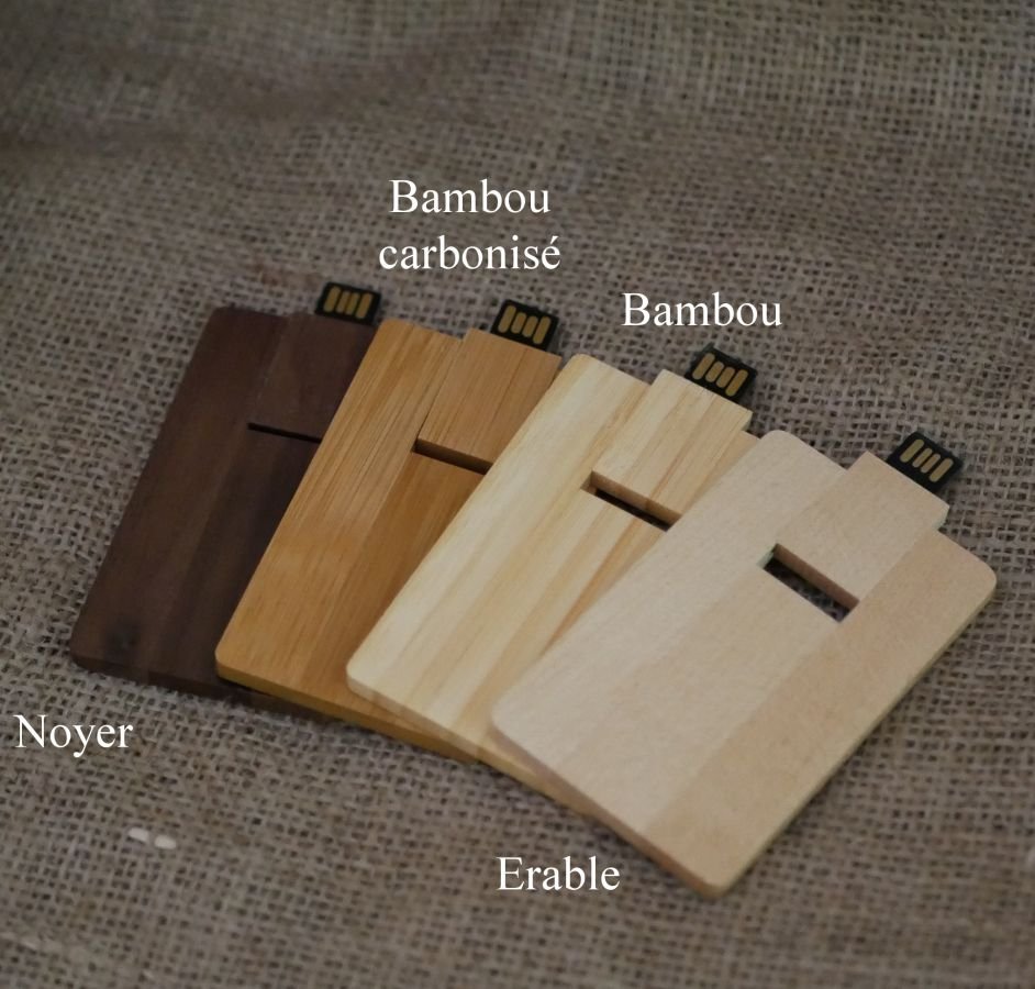 Walnut wood card with 32 GB USB key to be personalized by engraving