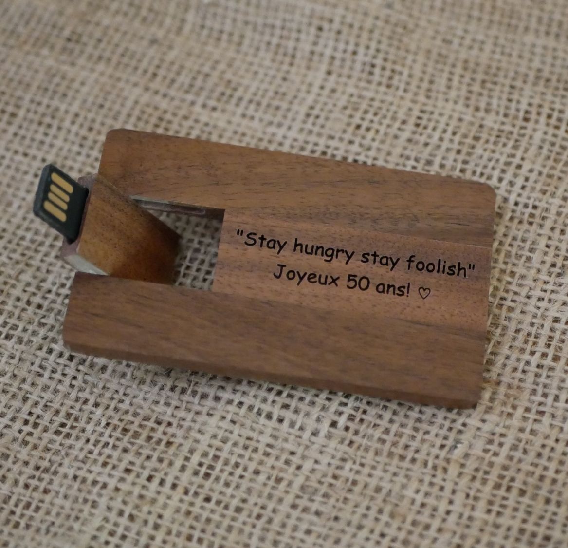 Walnut wood card with 32 GB USB key to be personalized by engraving