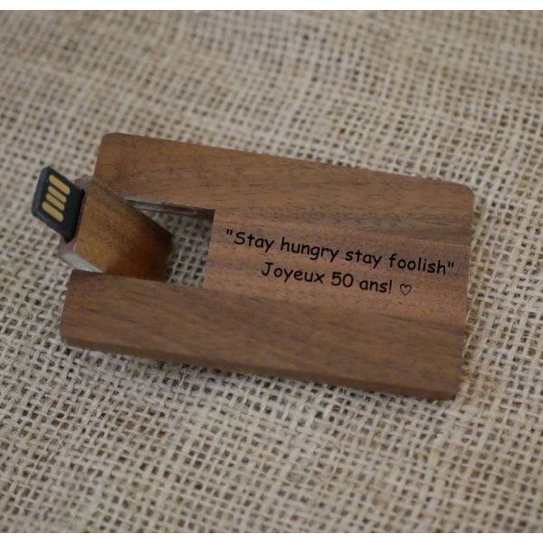 Walnut wood card with 32 GB USB key to be personalized by engraving