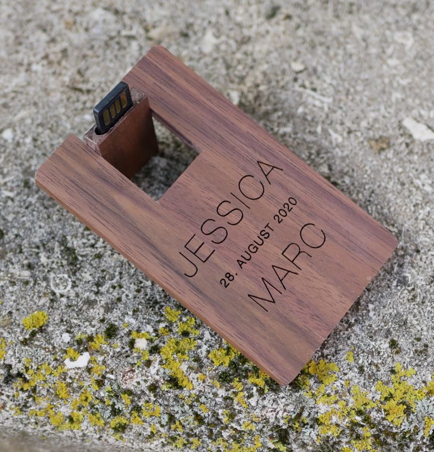 Walnut wood card with 32 GB USB key to be personalized by engraving