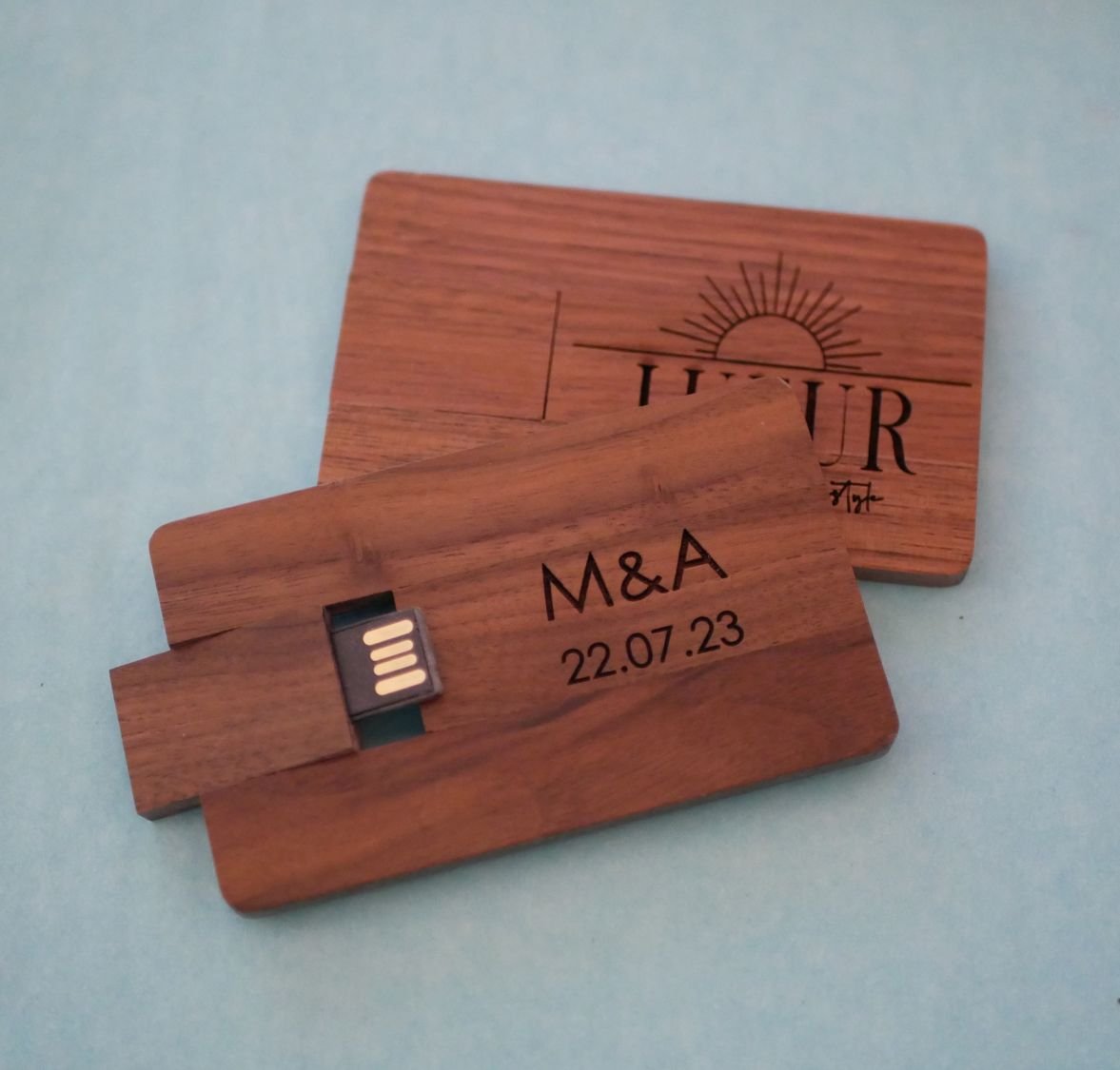 Walnut wood card with 32 GB USB key to be personalized by engraving