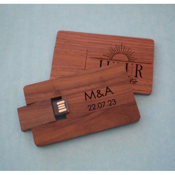 Walnut wood card with 32 GB USB key to be personalized by engraving