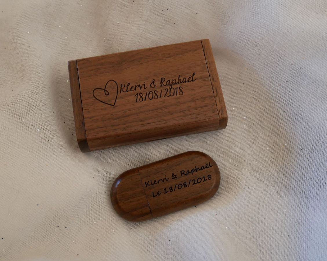Walnut wood box and 64 GB USB key, customizable