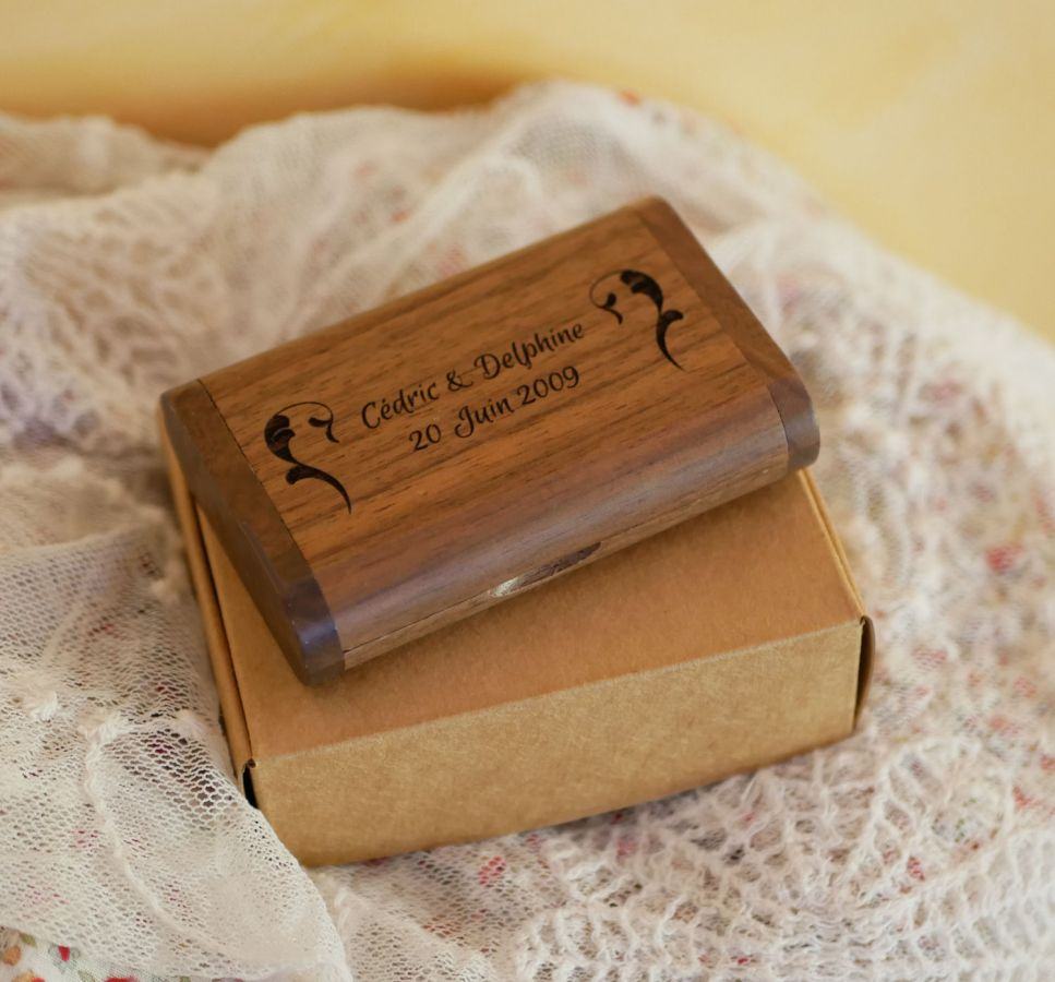 Walnut wood box and 64 GB USB key, customizable