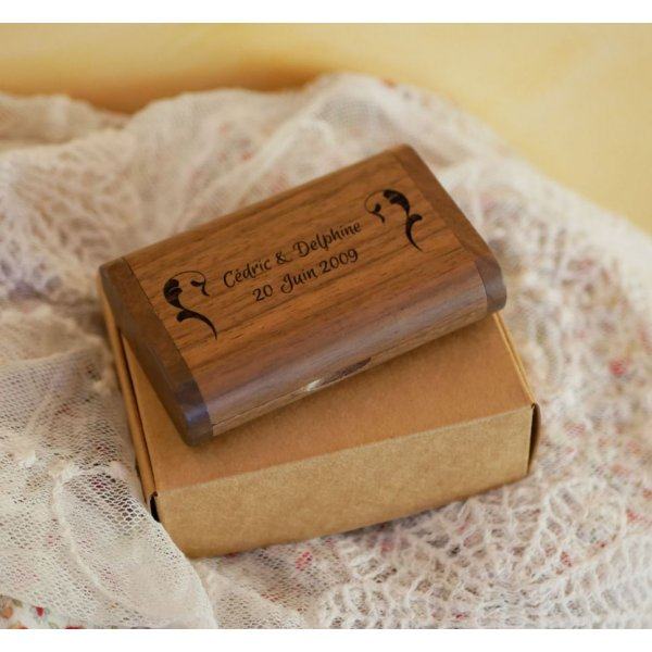 Walnut wood box and 64 GB USB key, customizable