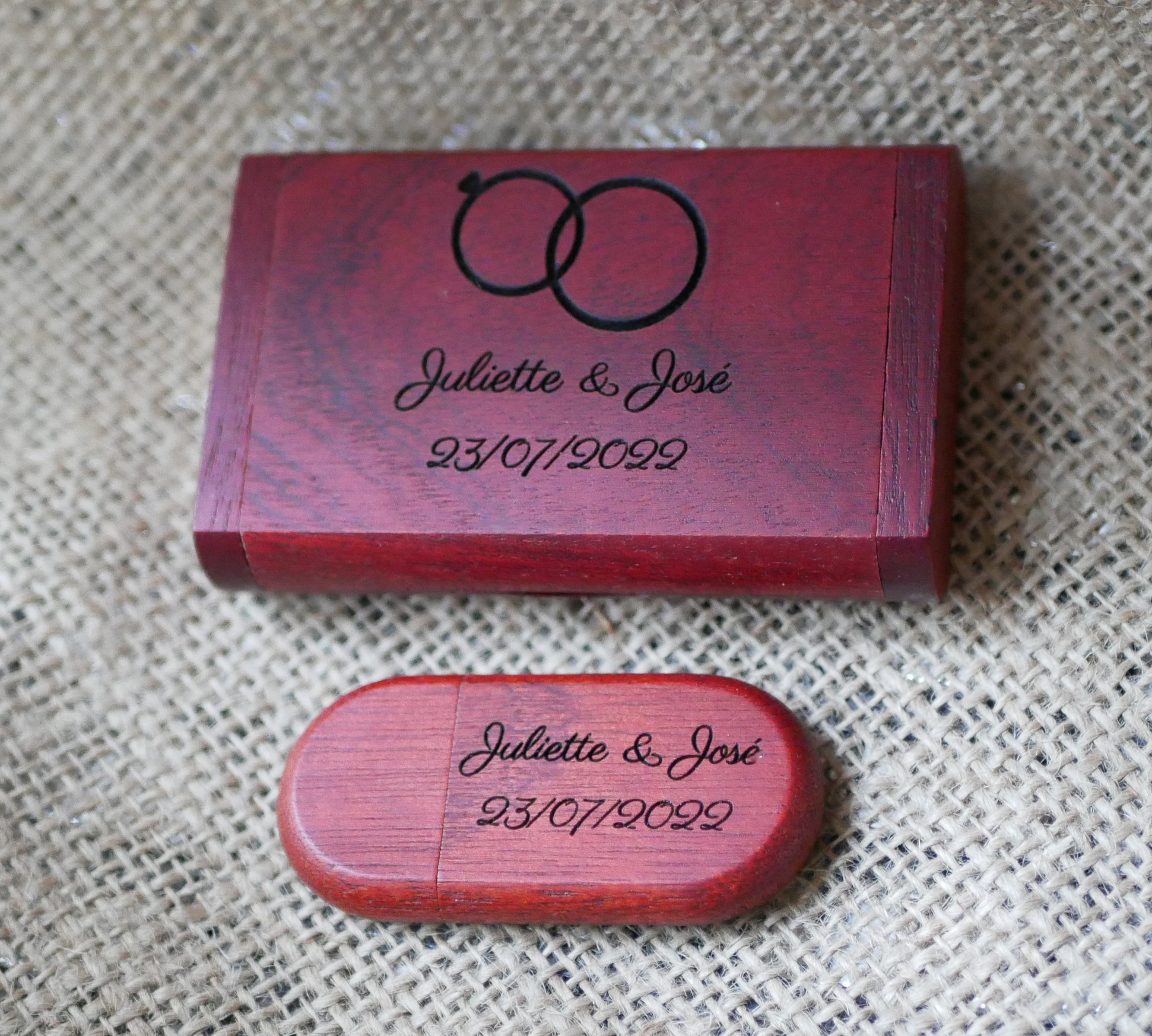 32 GB 3.0 red wood Usb key in a box to be personalized by engraving