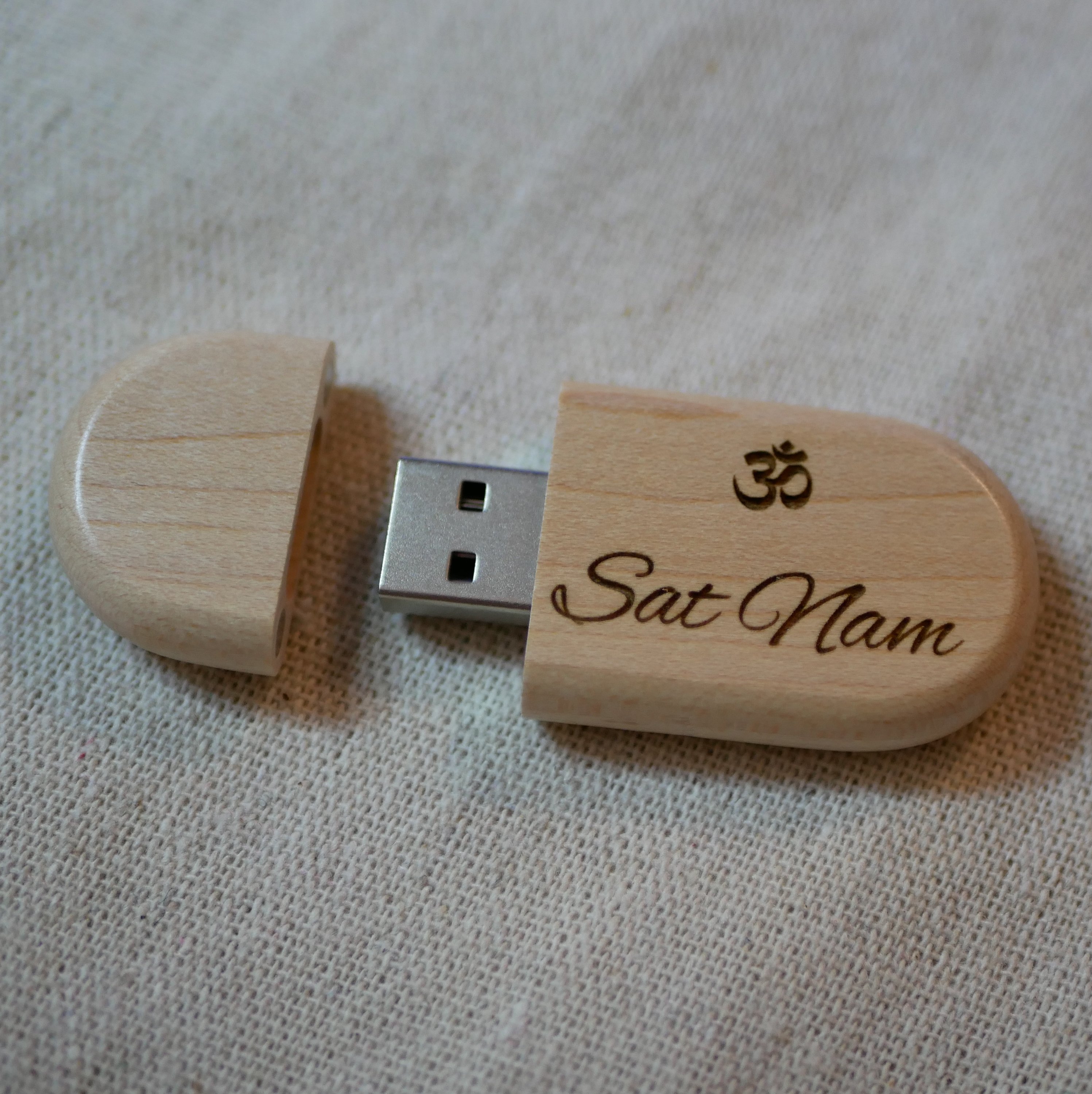 32 GB 3.0 Usb key in light maple wood