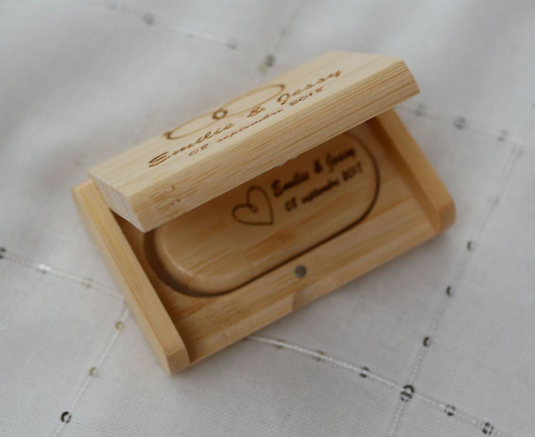 32 GB 2.0 bamboo wood USB flash drive in customizable case