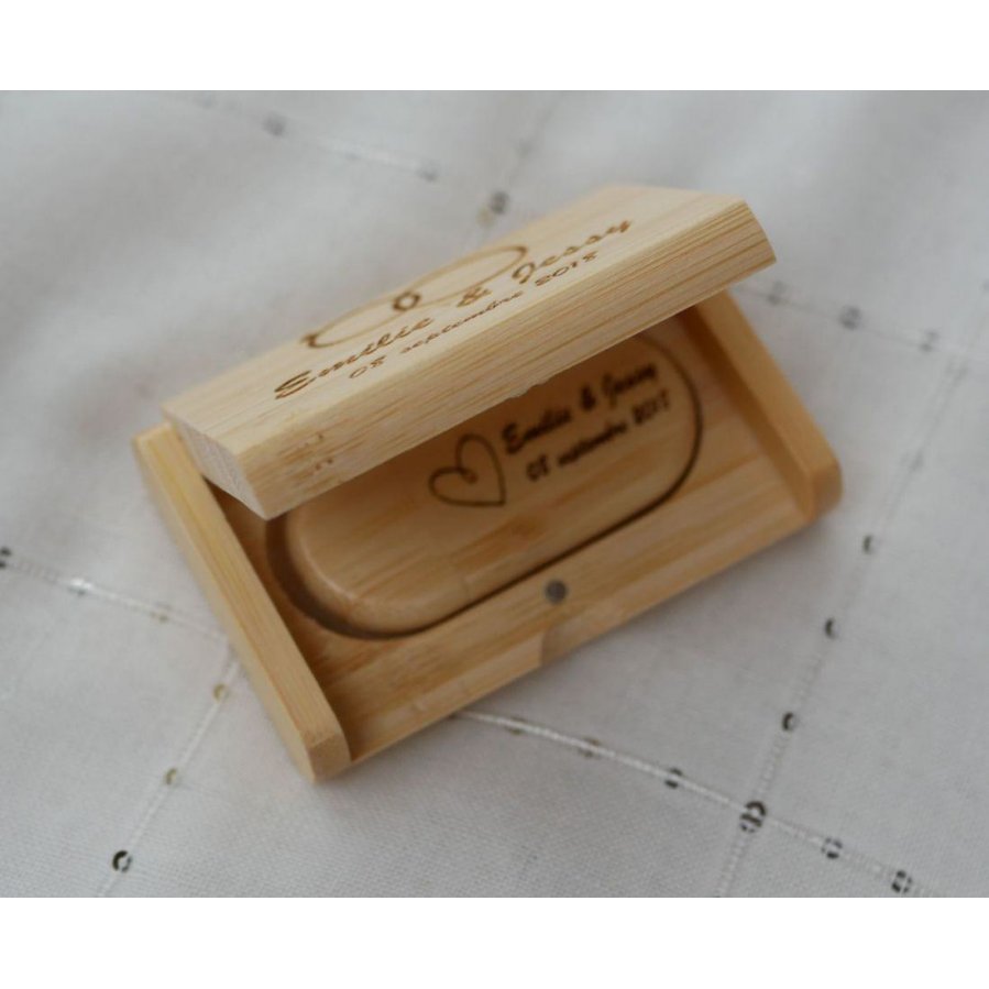 32 GB 2.0 bamboo wood USB flash drive in customizable case