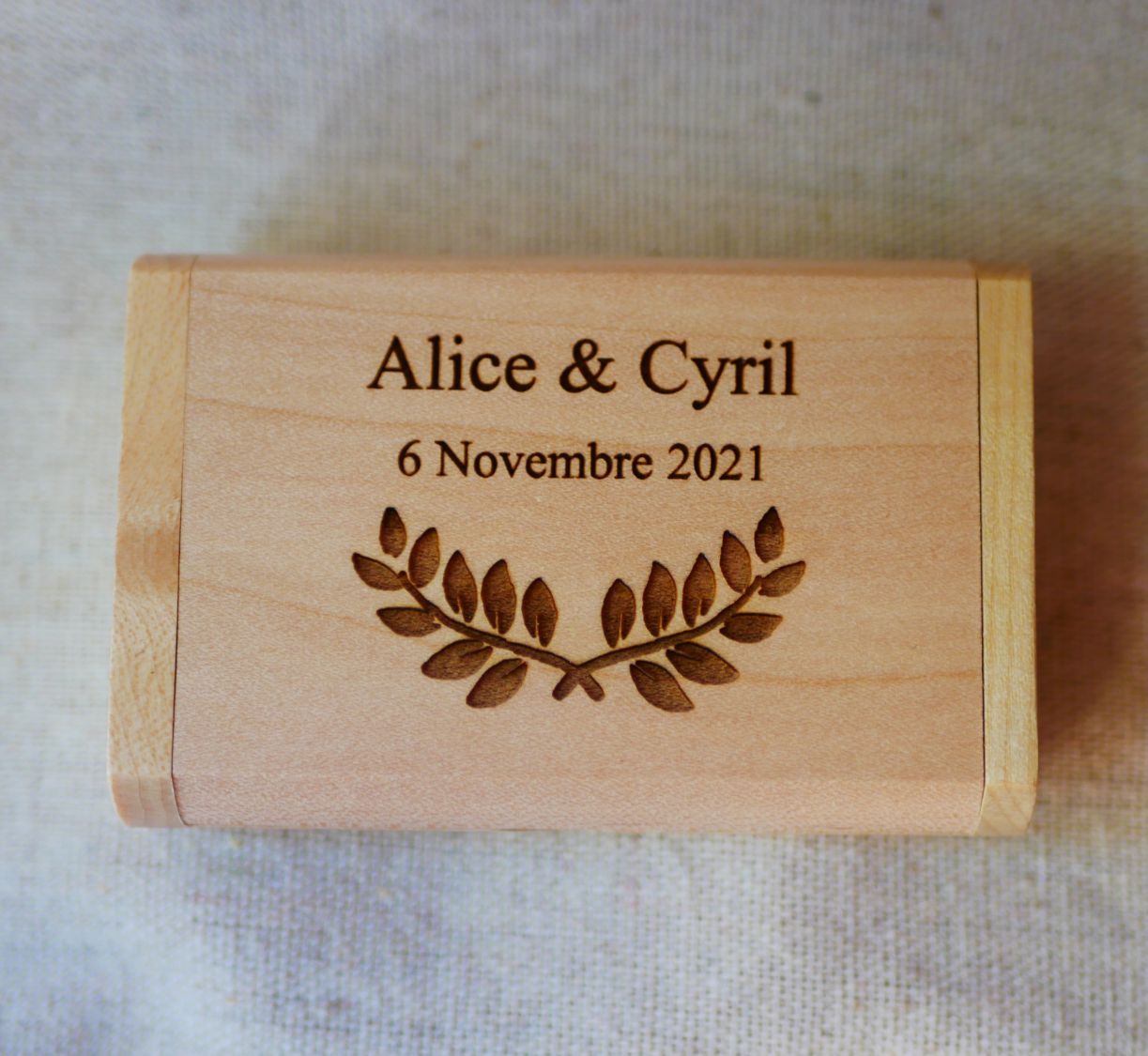 32 GB 2.0 engraved USB key in maple wood case