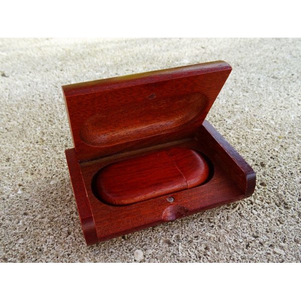 32 GB 3.0 red wood Usb key in a box to be personalized by engraving