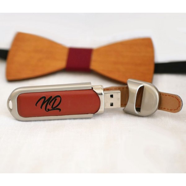 32Gb USB key in brown leather case to personalize