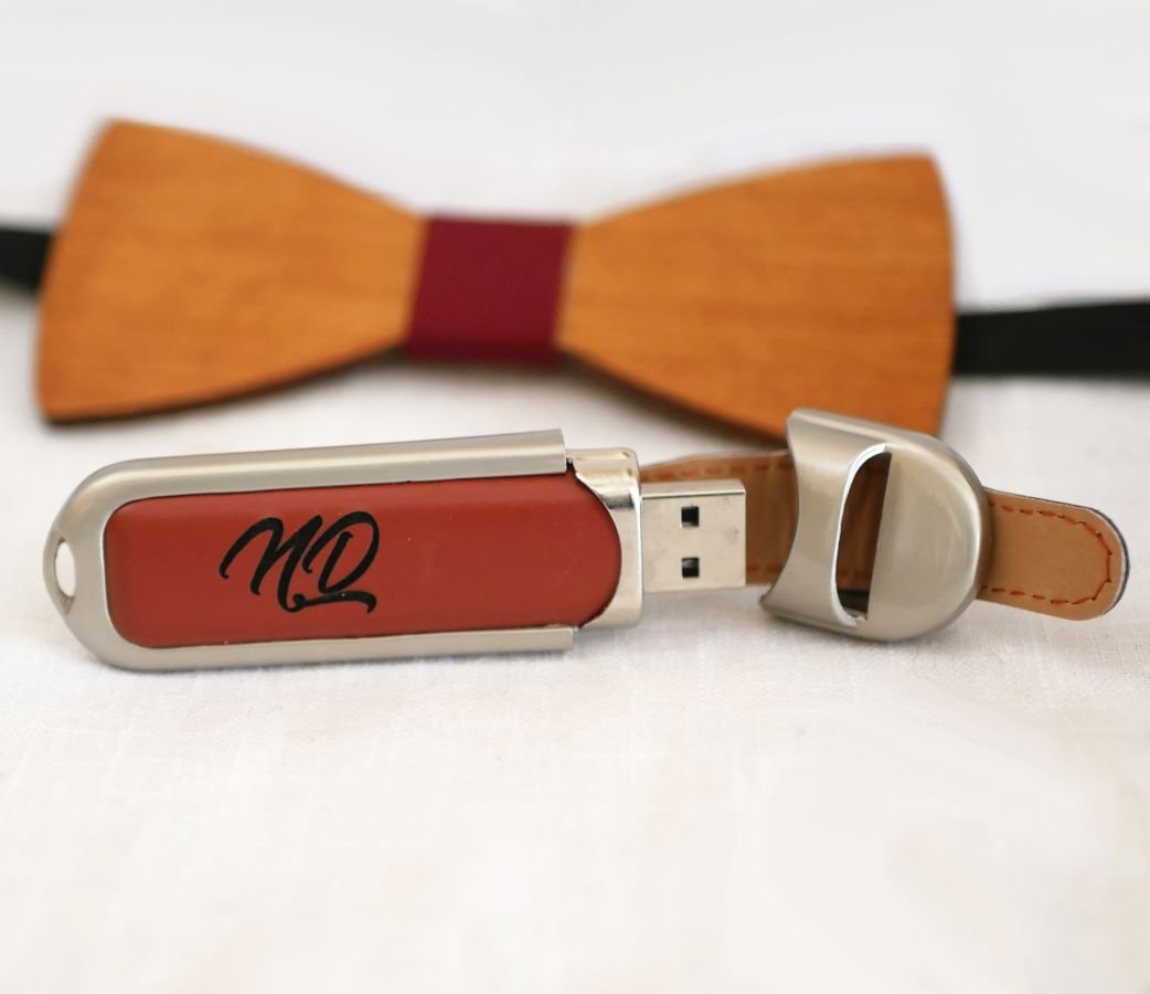 32Gb USB key in brown leather case to personalize