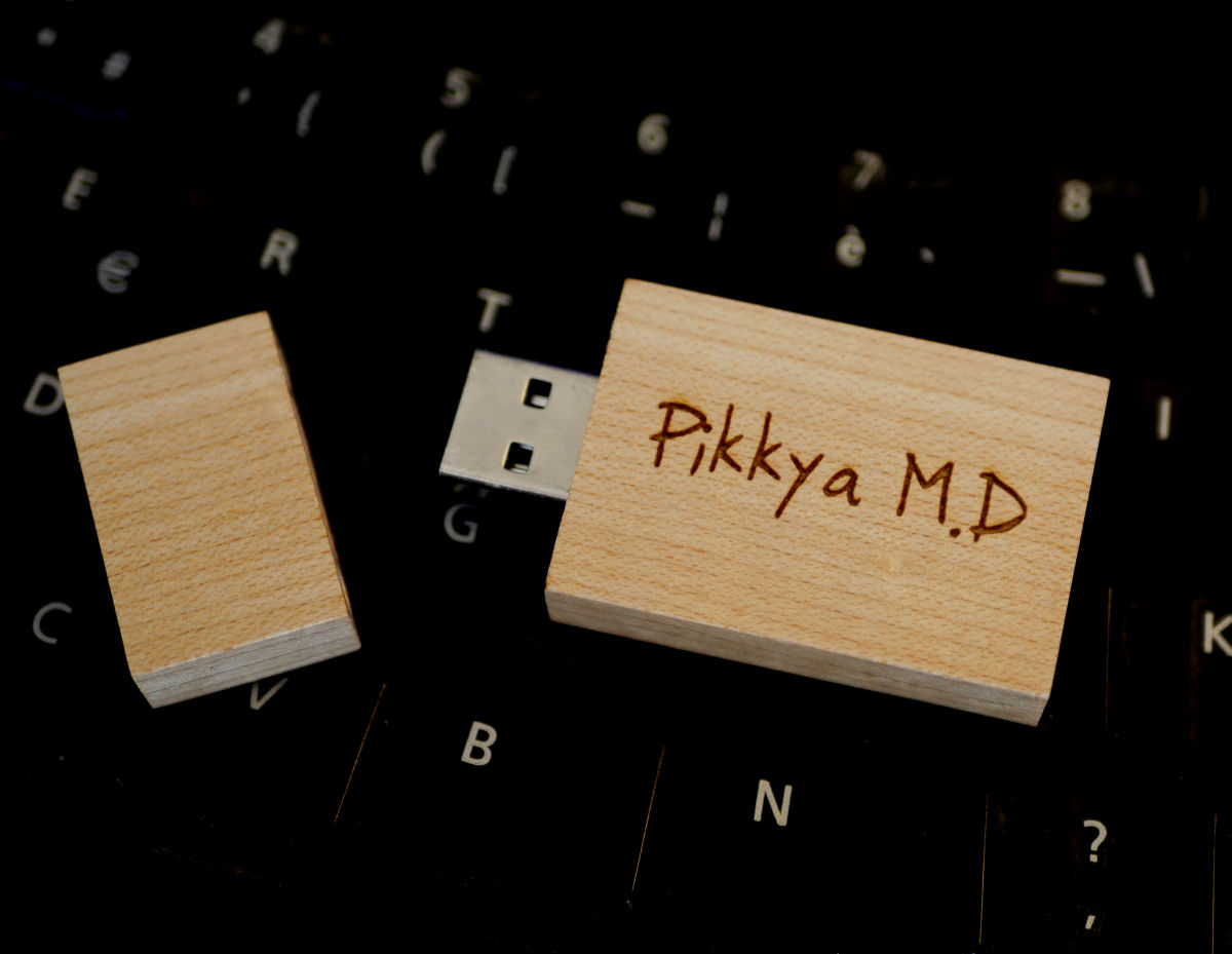 Wooden USB key 32 Gb rectangular to personalize by engraving